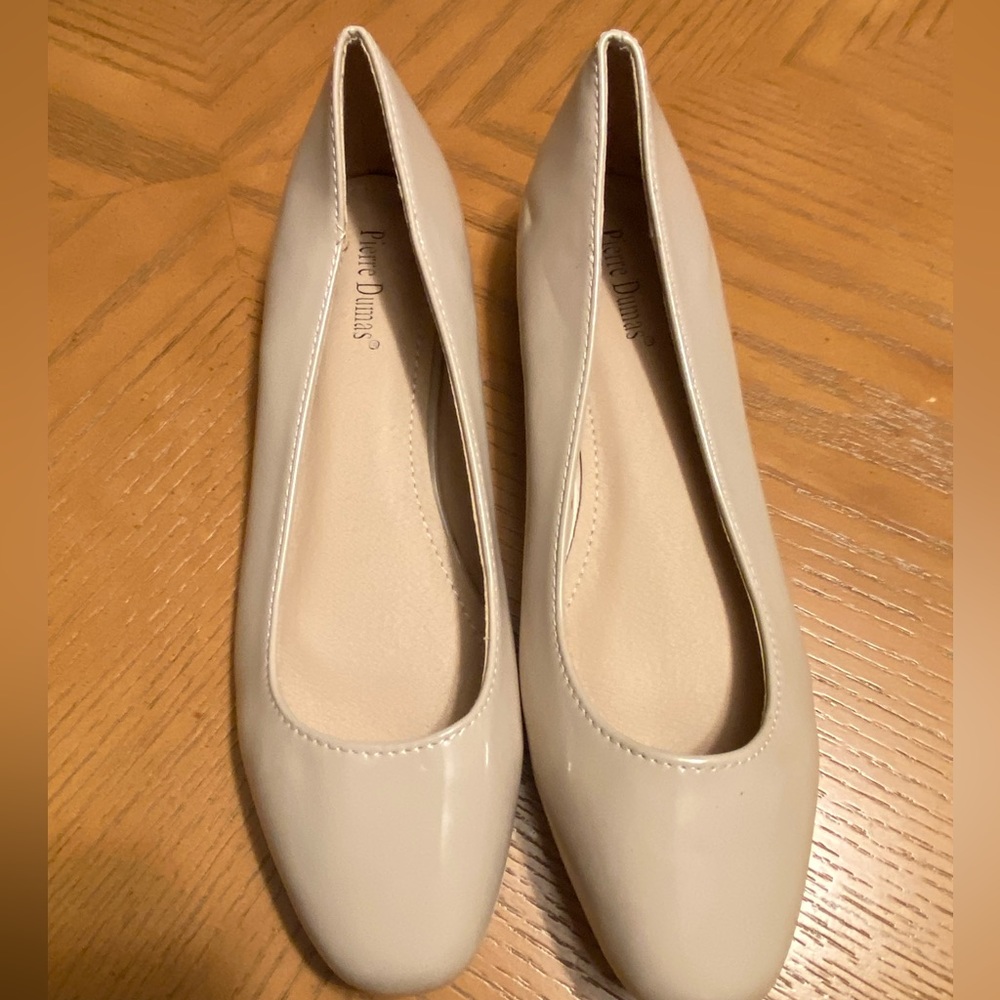Woman beige flats
